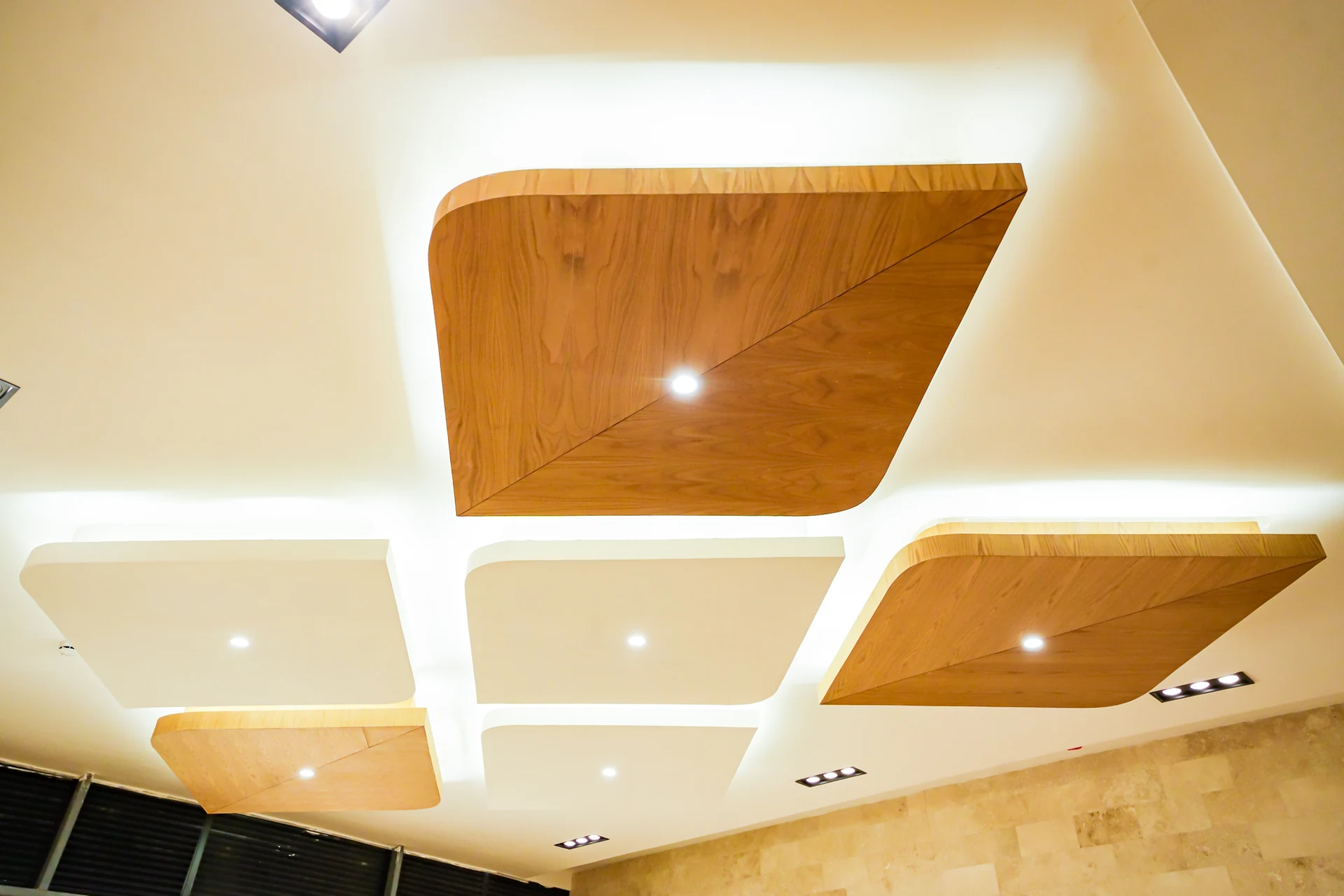 BBS Gold Souk, veneered ceiling raft detail