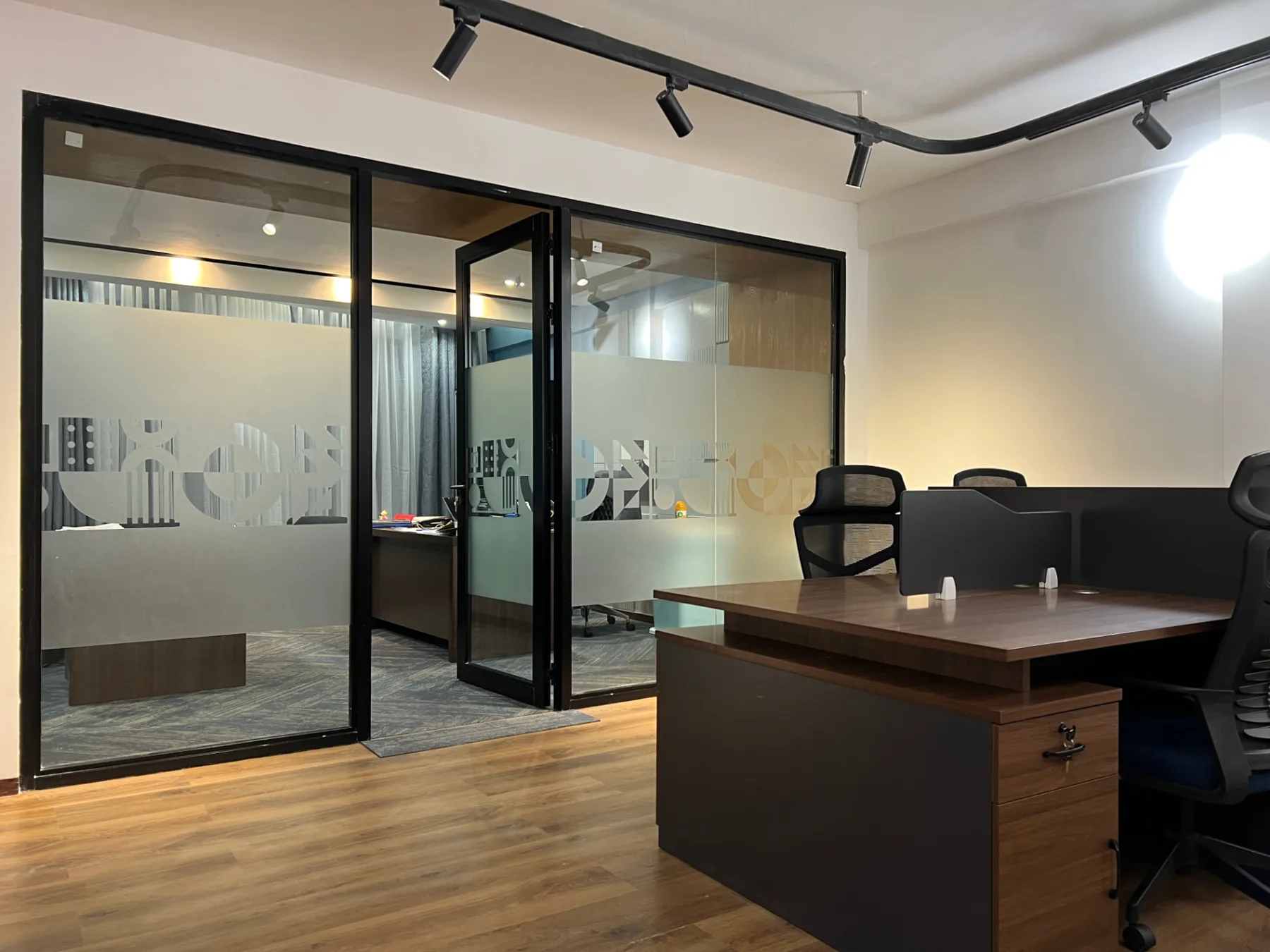 Glazed partitions and open workstations